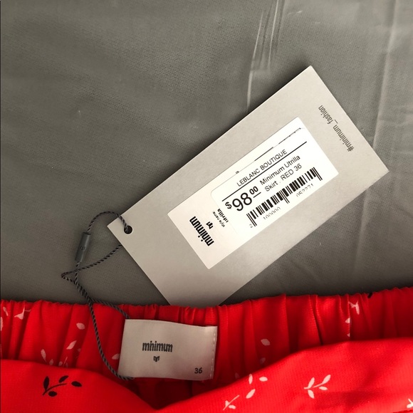 Minimum Red Skirt - Picture 3 of 3